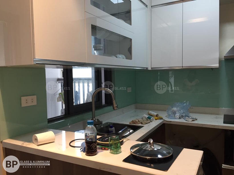 Kính sơn màu ốp bếp chung cư Ngoại Giao Phạm Văn Đồng Buiphat.vn 1
